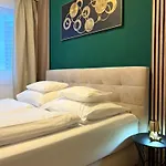 Апартаменты Urban Retreat Center *