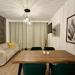 Апартаменты Urban Retreat Center *